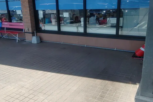 【まつばや六仙寺店】食物販やプロモーションなどに利用可能な軒下スペース①