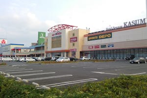 【ヘイワールド!!/レインボーエリアB】キッチンカーやプロモーションイベントで利用可能なメイン駐車場から館内入口に面したお客様の多い屋外スペース