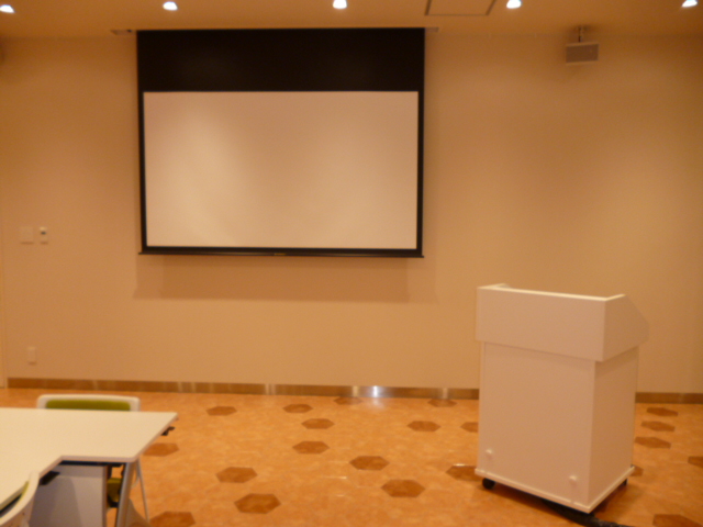 スクリーン(100型)と演台