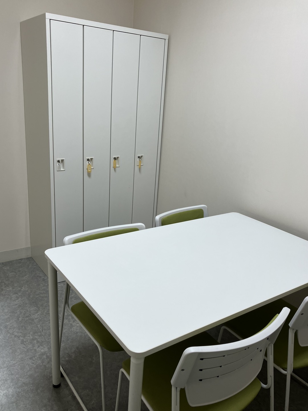 控室(8㎡)は税込1,100円/時間でご利用いただけます(空き状況はお問合せください)