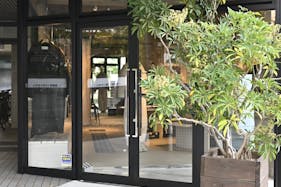 【赤坂駅徒歩8分/薬院大通り駅6分】展示会やポップアップに適したスペシャルな路面スペース ハンガーやトルソー、什器も全て揃っているので準備の負担も最小限!