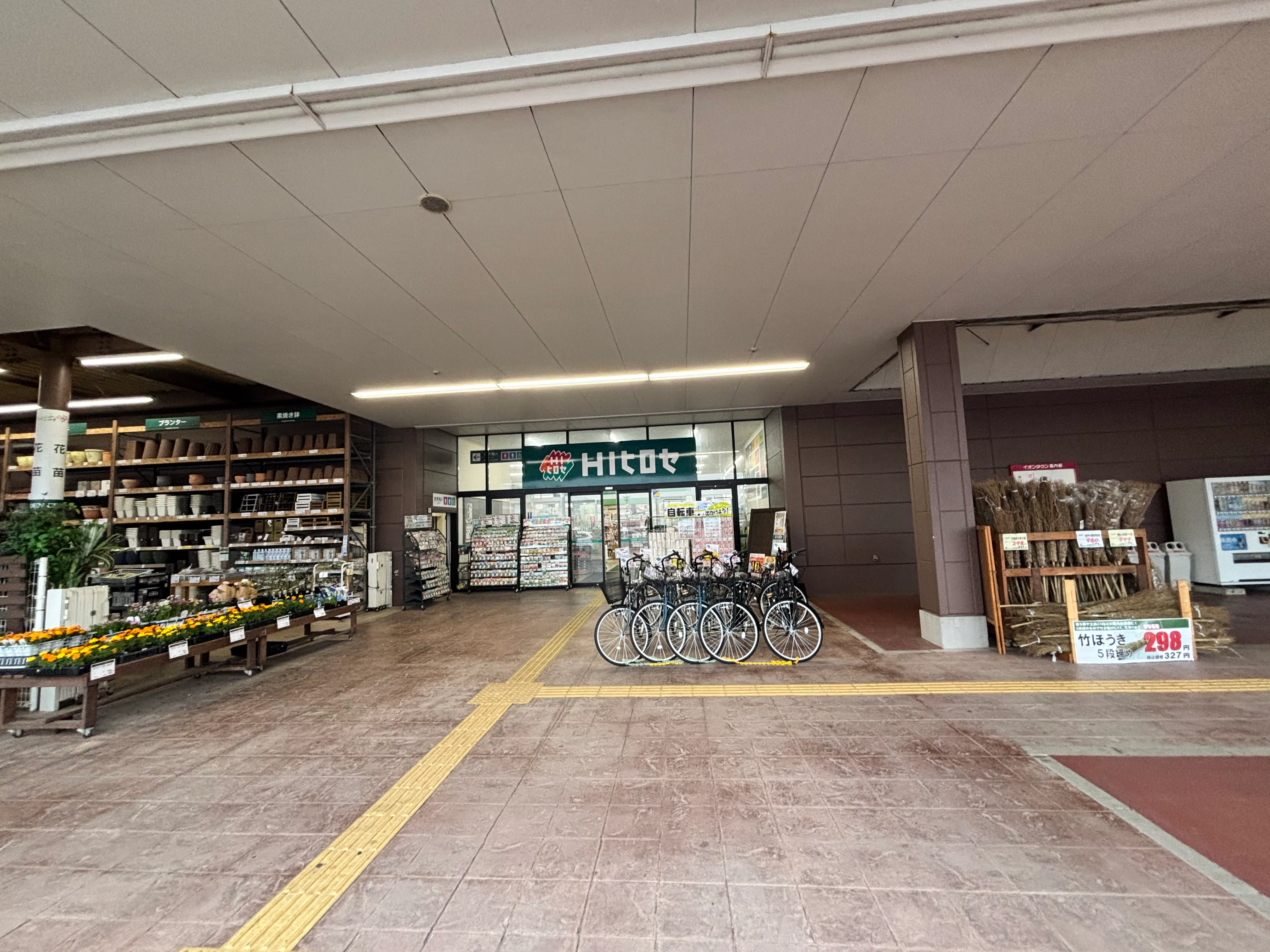 【HIヒロセホームセンター日向店】プロモーションイベントに最適なホームセンター内の入口付近屋内スペース