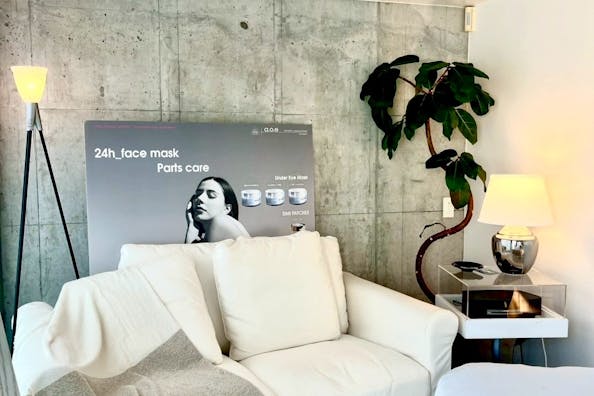 【表参道駅10分】展示会や美容サロンに利用可能な、キャットストリートから1本奥の全面ガラス張り打ちっぱなしスペース