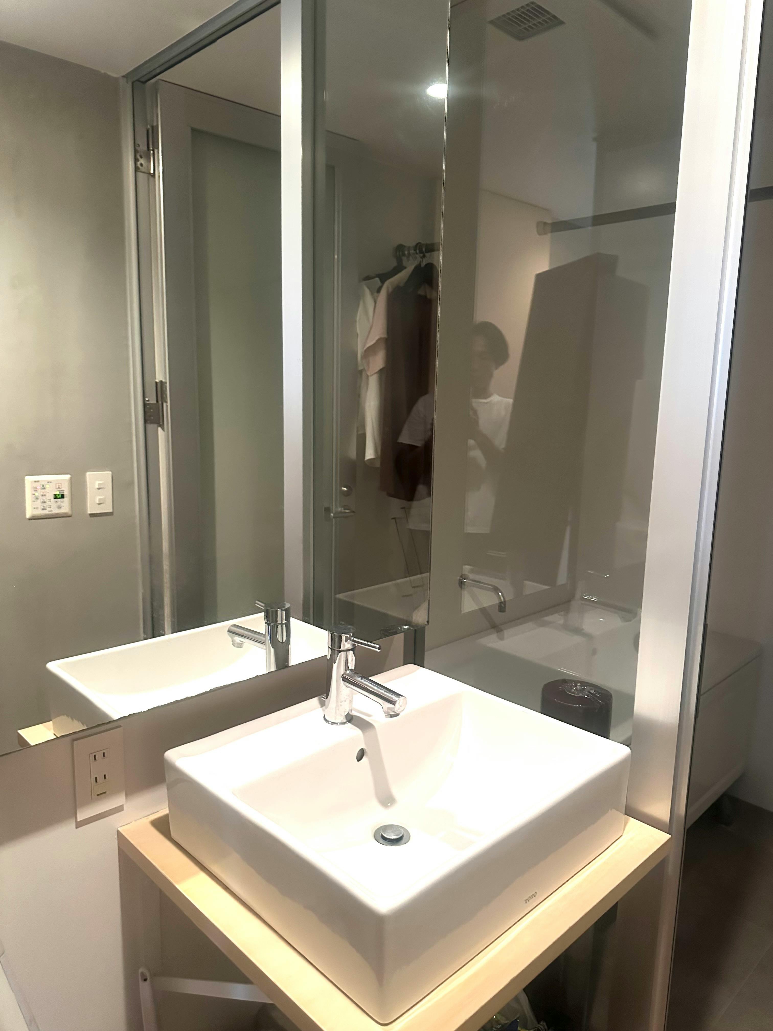 〖表参道駅9分〗キャットストリート徒歩1分｜全面ガラス×自然光35㎡｜アパレル展示会/コスメPR/サロン施術ラス張り打ちっぱなしスペース