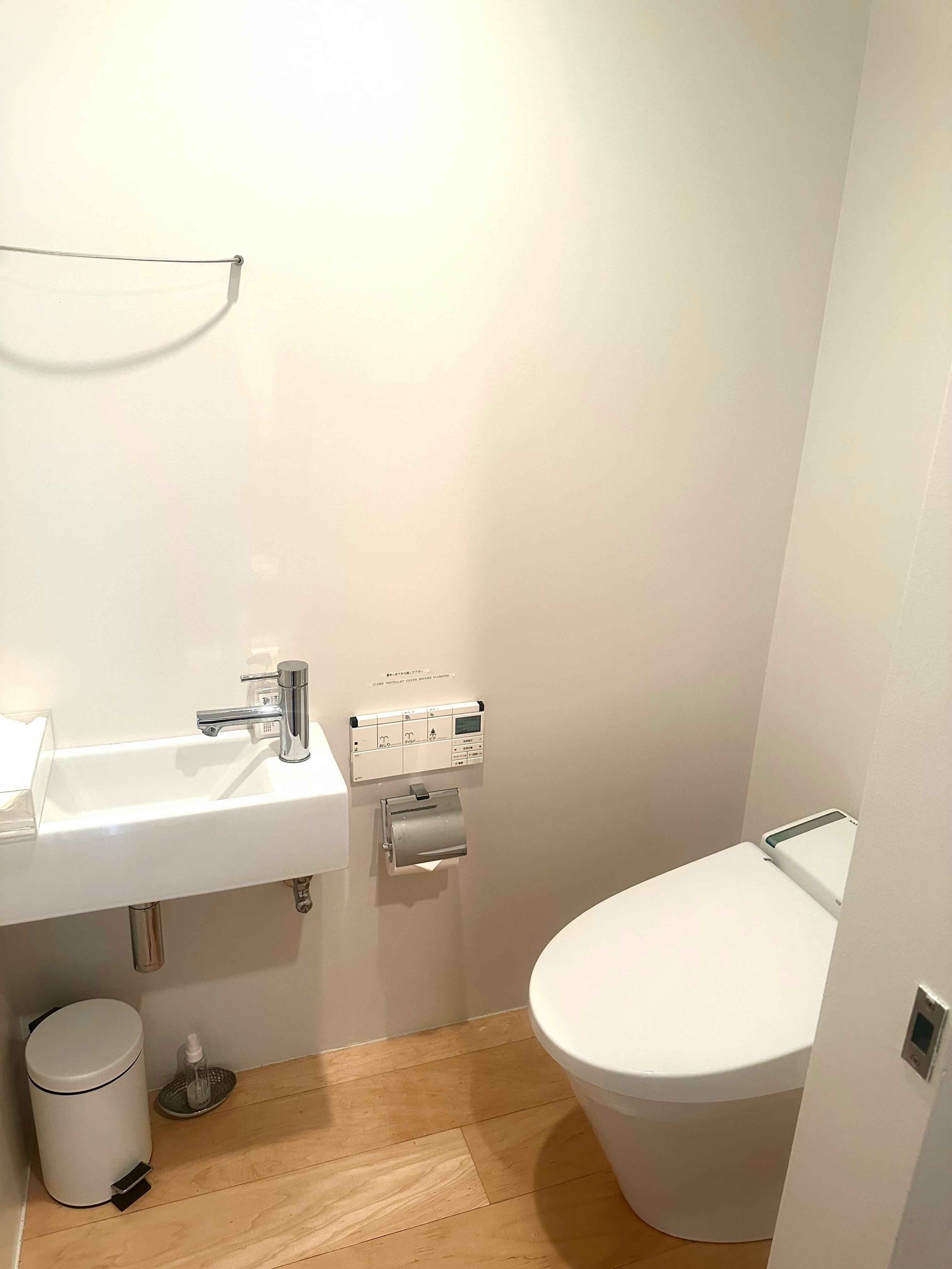 〖表参道駅9分〗キャットストリート徒歩1分｜全面ガラス×自然光35㎡｜アパレル展示会/コスメPR/サロン施術ラス張り打ちっぱなしスペース