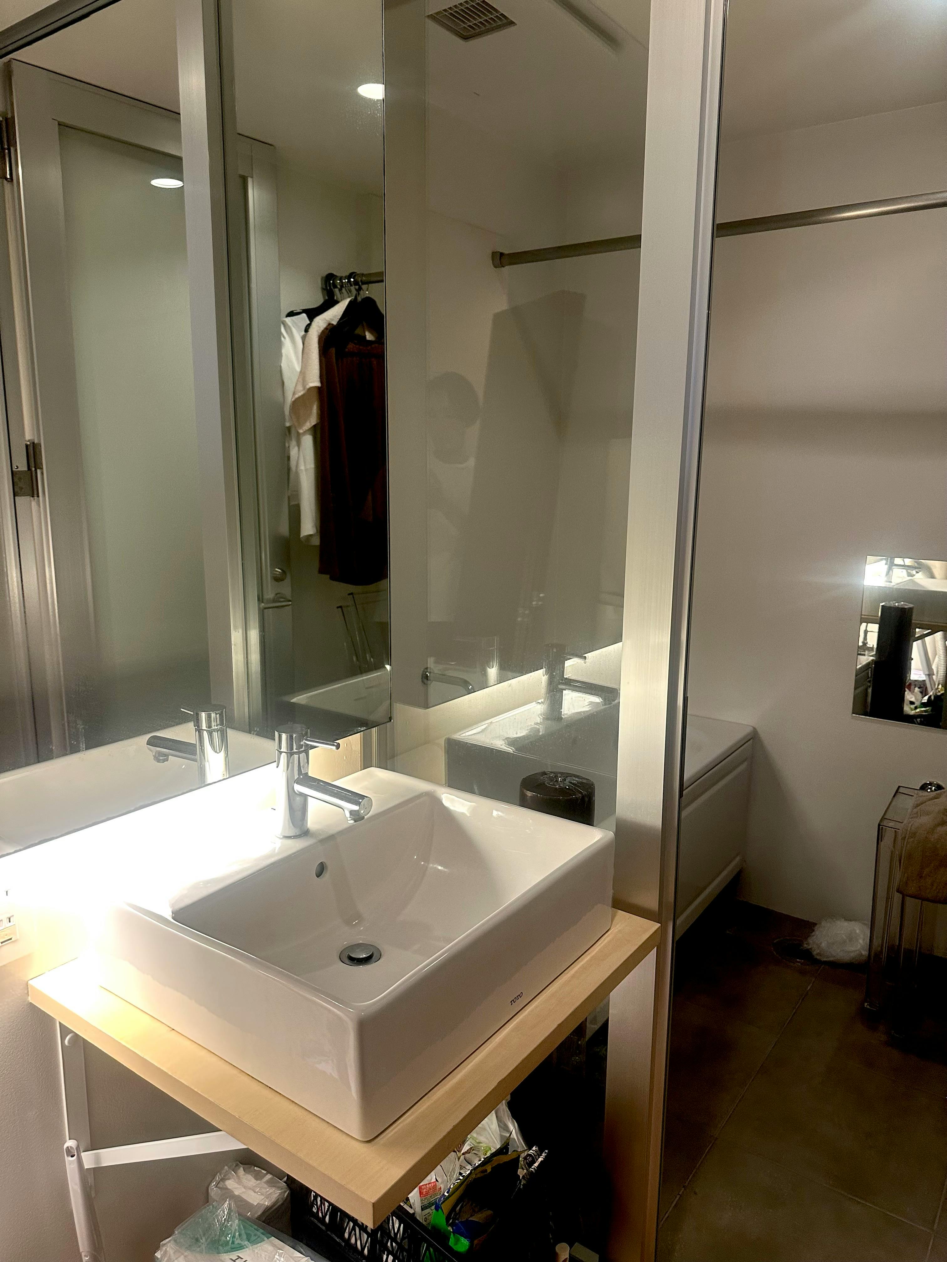 〖表参道駅9分〗キャットストリート徒歩1分|全面ガラス×自然光35㎡|アパレル展示会/コスメPR/サロン施術ラス張り打ちっぱなしスペース