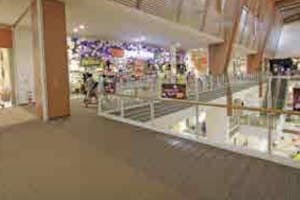 【イオンモール沖縄ライカム】4F 大型ビジョン前ブリッジ