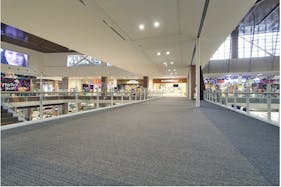 【イオンモール沖縄ライカム】4F 大型ビジョン前ブリッジ