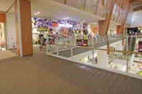 【イオンモール沖縄ライカム】4F 大型ビジョン前ブリッジ