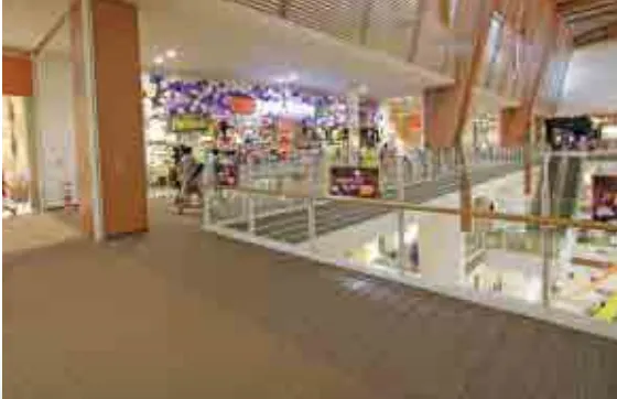 【イオンモール沖縄ライカム】4F 大型ビジョン前ブリッジ