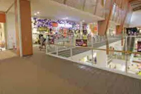 【イオンモール沖縄ライカム】4F 大型ビジョン前ブリッジ