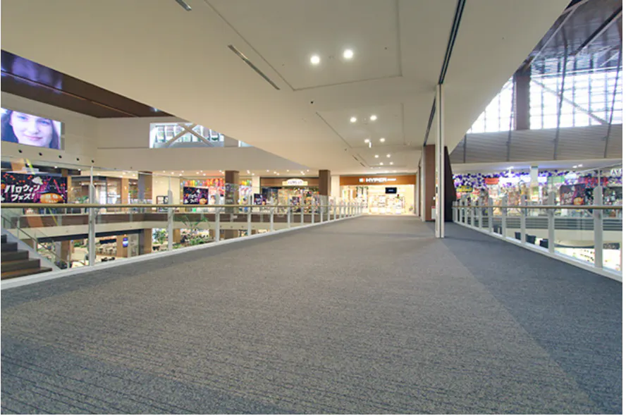 【イオンモール沖縄ライカム】4F 大型ビジョン前ブリッジの画像