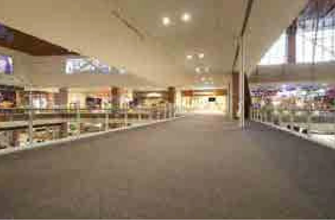 【イオンモール沖縄ライカム】4F 大型ビジョン前ブリッジ