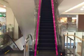 【イオンモールKYOTO】モール内広告 エスカレーター