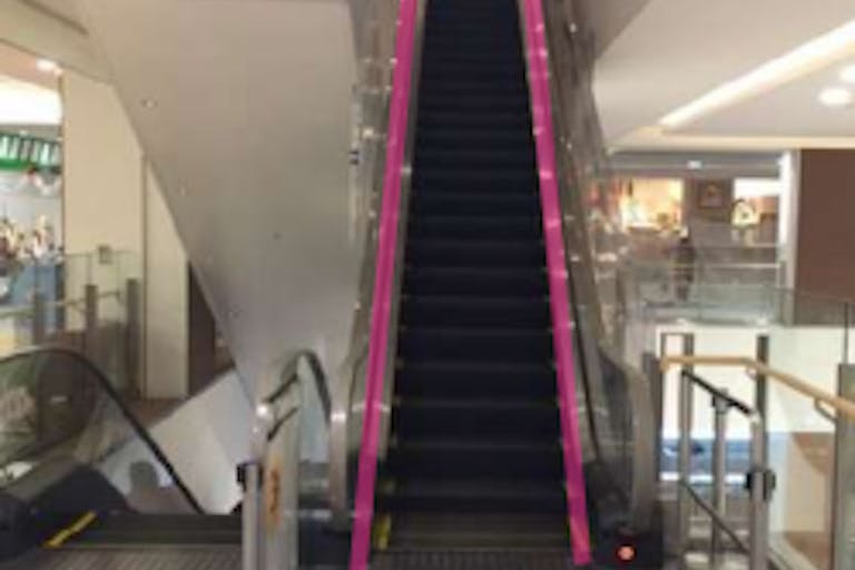 【イオンモールKYOTO】モール内広告 エスカレーターの画像1