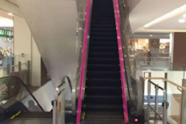 【イオンモールKYOTO】モール内広告 エスカレーター