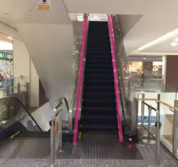 【イオンモールKYOTO】モール内広告 エスカレーター