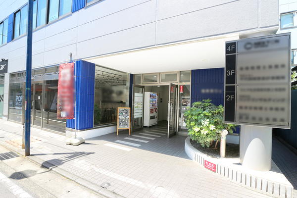 商店街に面した路面スペースです