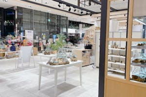 【新宿マルイアネックス】1階 カレンダリウムF01【食物販・物販】入口すぐの好立地、ガラス棚や備え什器あり