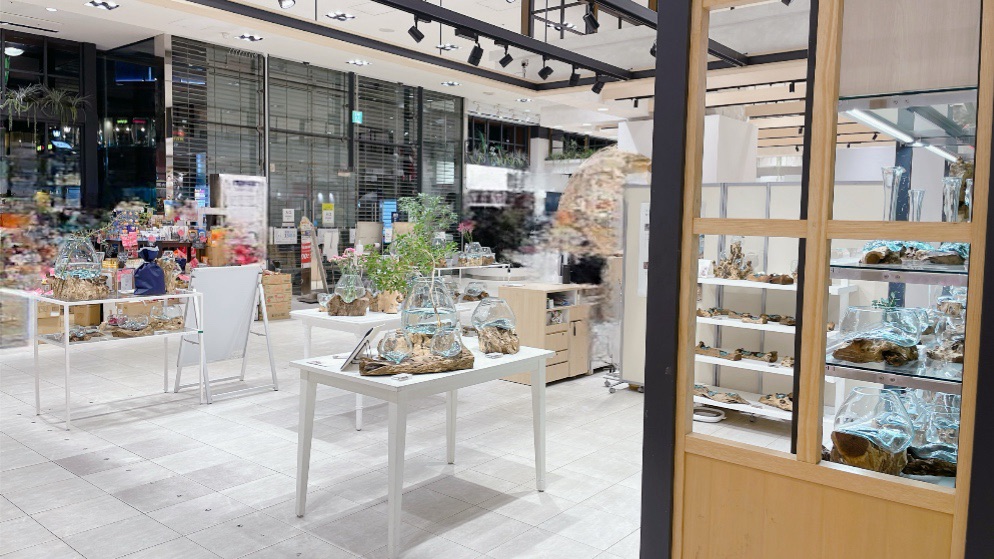 【新宿マルイアネックス】1階 カレンダリウムF01【食物販・物販】入口すぐの好立地、ガラス棚や備え什器あり