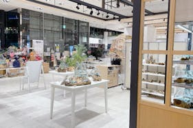 【新宿マルイアネックス】1階 カレンダリウムF01【食物販・物販】入口すぐの好立地、ガラス棚や備え什器あり