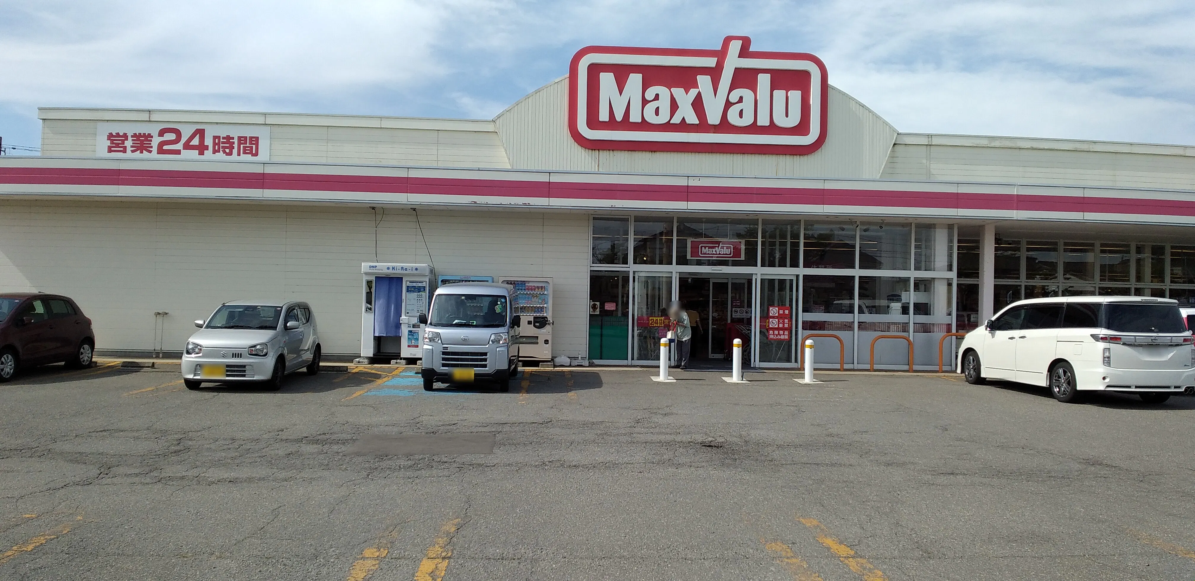 【マックスバリュ東泉店】各種プロモーションイベントに最適な店舗入口横のイベントスペース