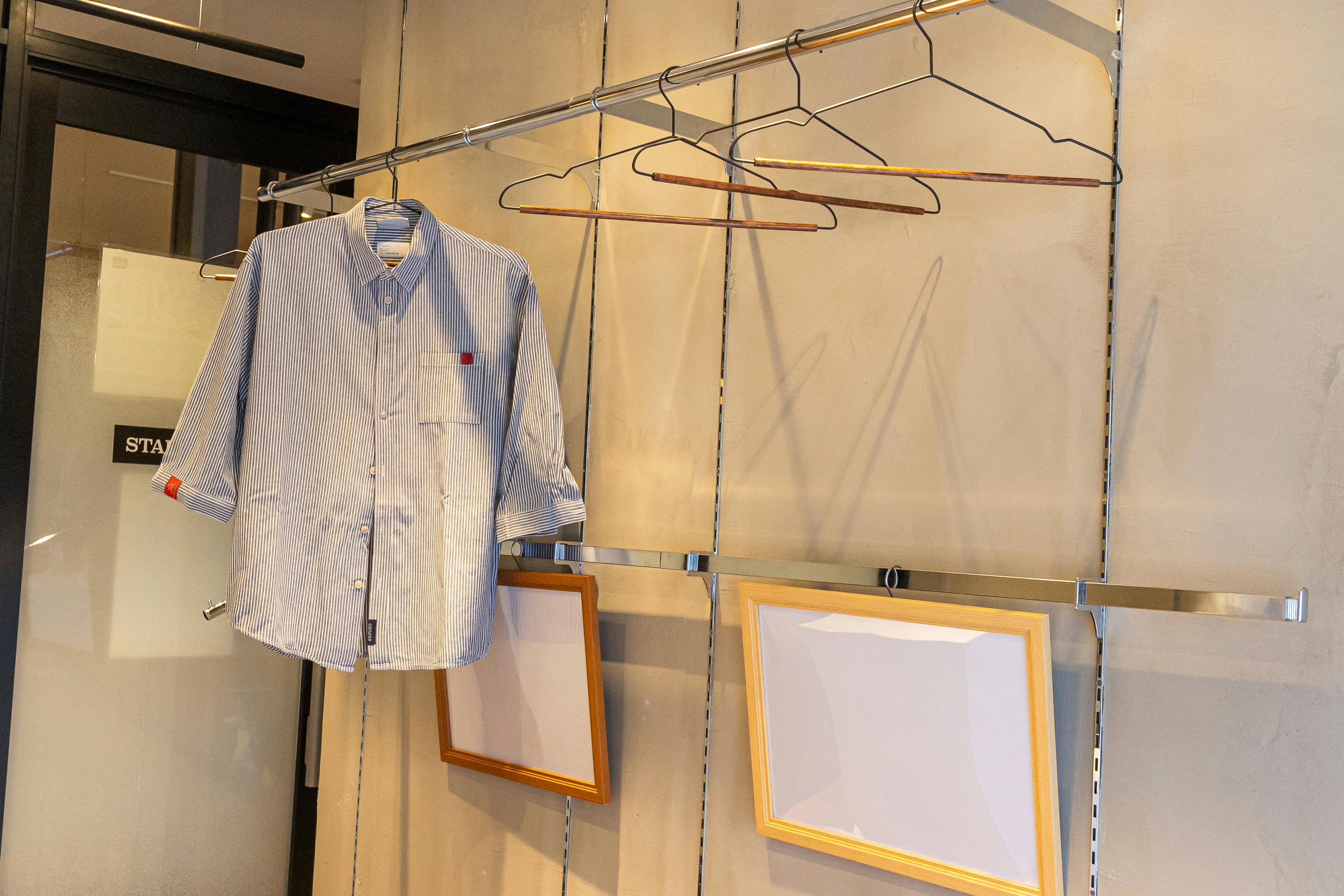 アパレルや絵などの展示に
