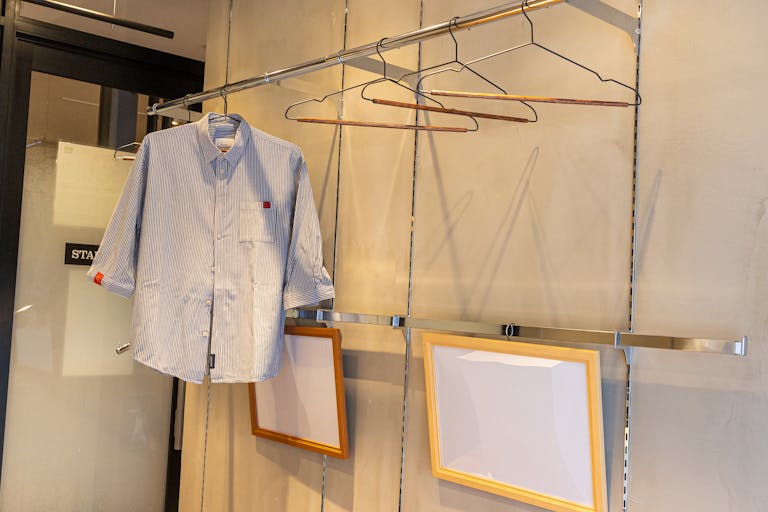 アパレルや絵などの展示に