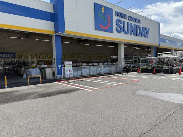 【サンデー須賀川店】屋外駐車場　キッチンカーの出店に最適なホームセンター内駐車場の屋外イベントスペースの画像