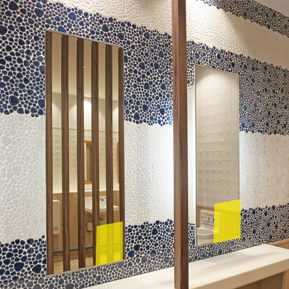 【イオンモール木更津】ﾓｰﾙﾒﾃﾞｨｱ広告　化粧室の鏡シール貼り