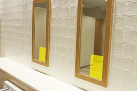【イオンモール木更津】モールメディア広告 化粧室の鏡シール貼り