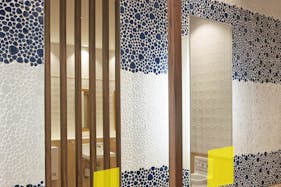 【イオンモール木更津】モールメディア広告 化粧室の鏡シール貼り