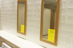 【イオンモール木更津】モールメディア広告 化粧室の鏡シール貼り