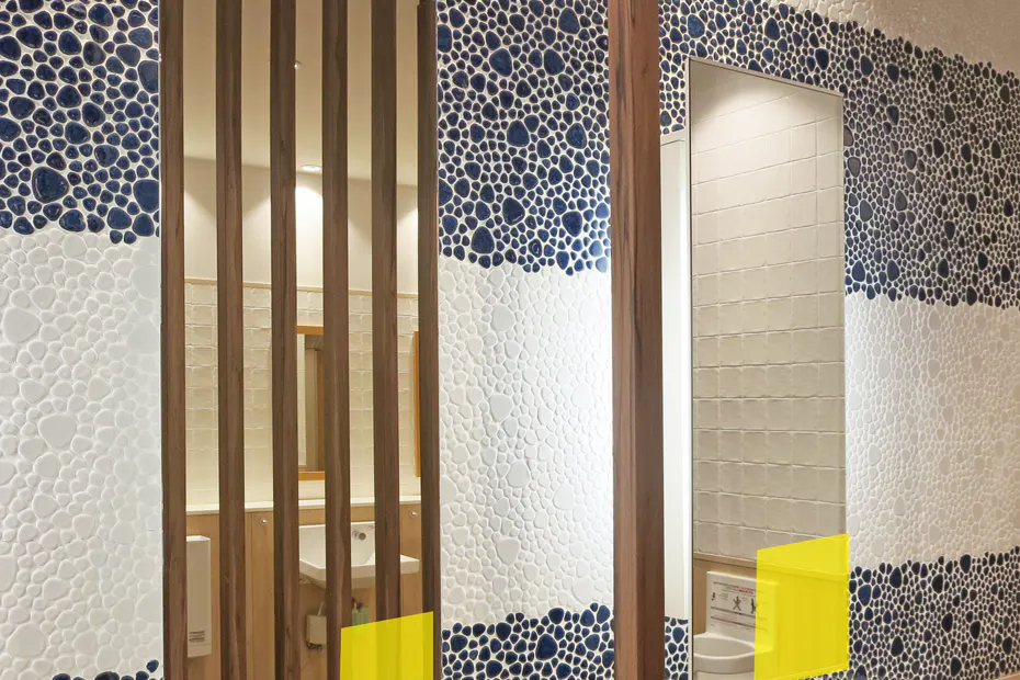 【イオンモール木更津】モールメディア広告 化粧室の鏡シール貼り