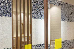 【イオンモール木更津】モールメディア広告 化粧室の鏡シール貼り