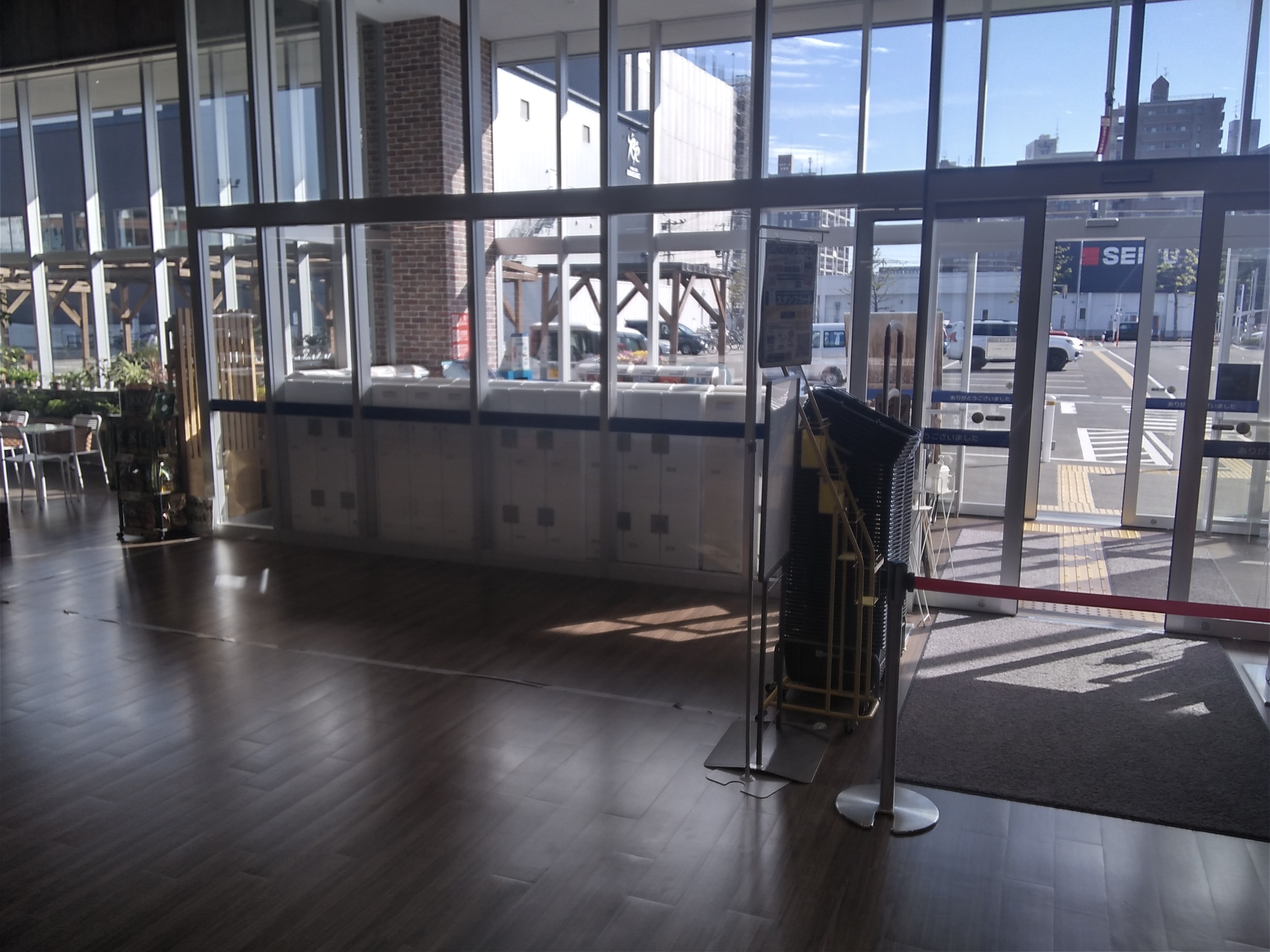 【サンデー仙台卸町店】店内エントランス　食物販やプロモーション等の出店に最適なホームセンター店内のイベントスペース