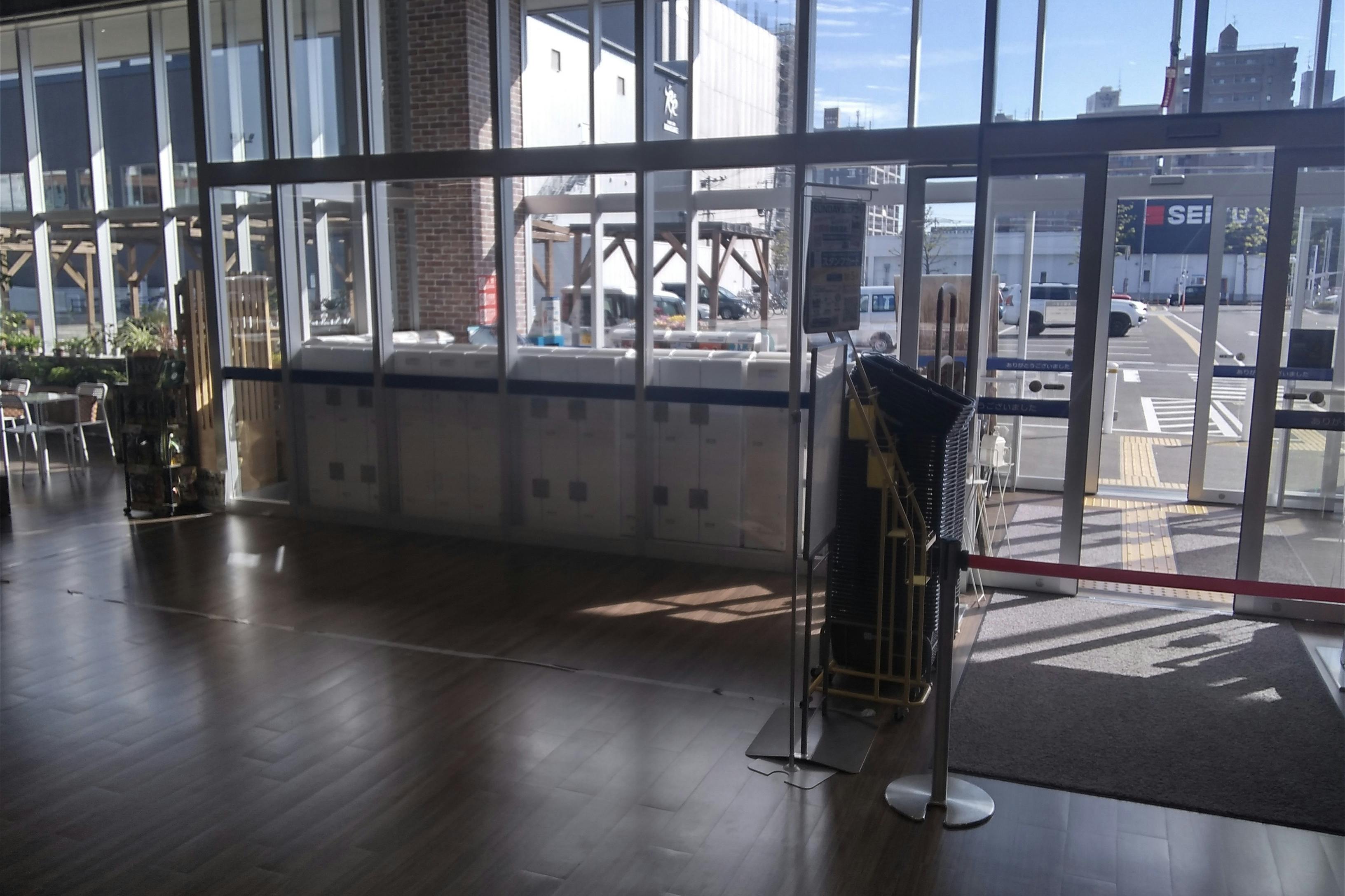 【サンデー仙台卸町店】店内エントランス 食物販やプロモーション等の出店に最適なホームセンター店内のイベントスペース