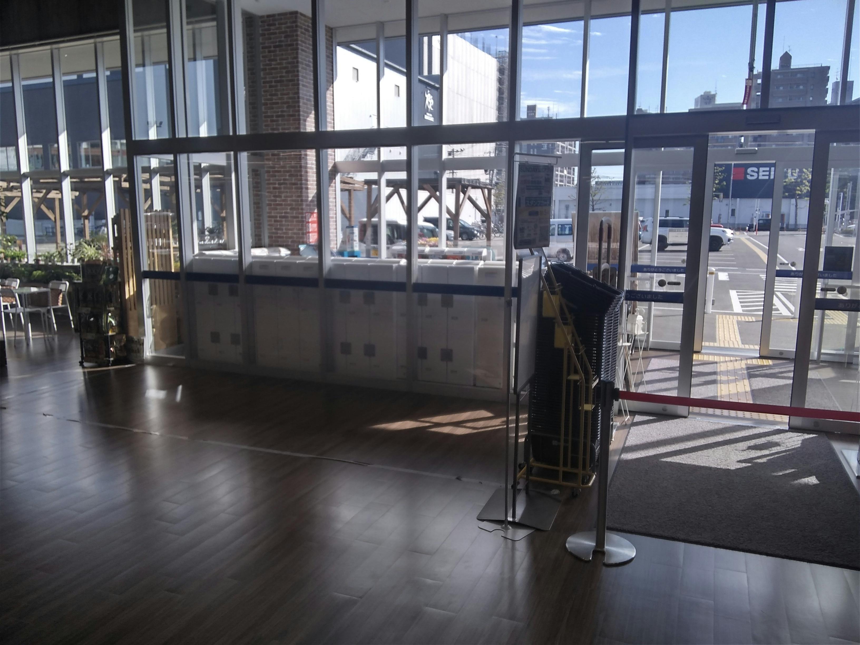 【サンデー仙台卸町店】店内エントランス　食物販やプロモーション等の出店に最適なホームセンター店内のイベントスペース