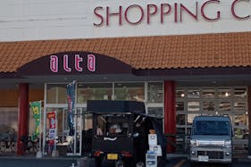 【アルタ開成店】キッチンカー出店やプロモーションに最適!国道34号線沿いにある地域密着型スーパーマーケット北側出入口前の屋外イベントスペース