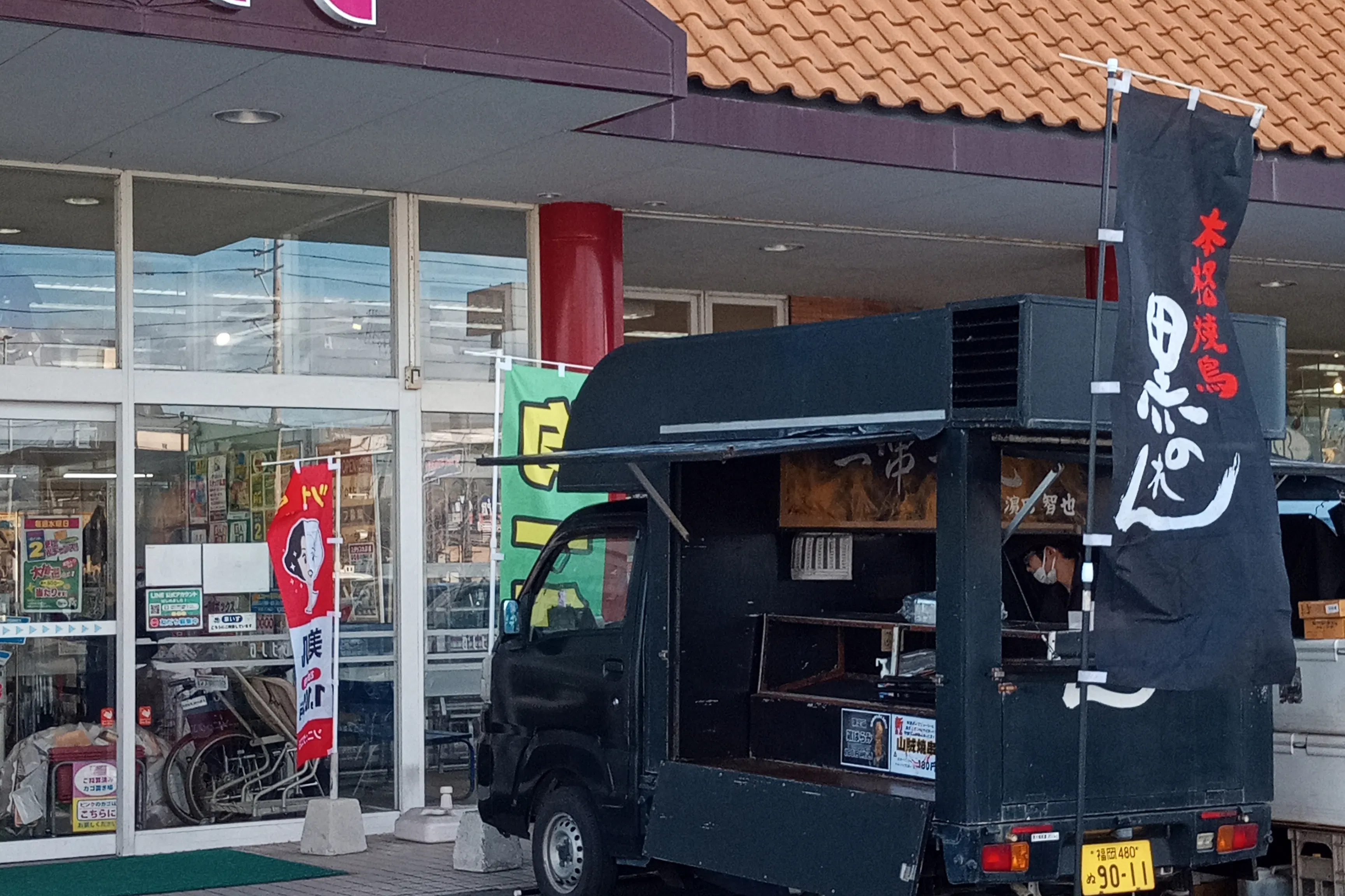 【アルタ開成店】キッチンカー出店やプロモーションに最適!国道34号線沿いにある地域密着型スーパーマーケット北側出入口前の屋外イベントスペース