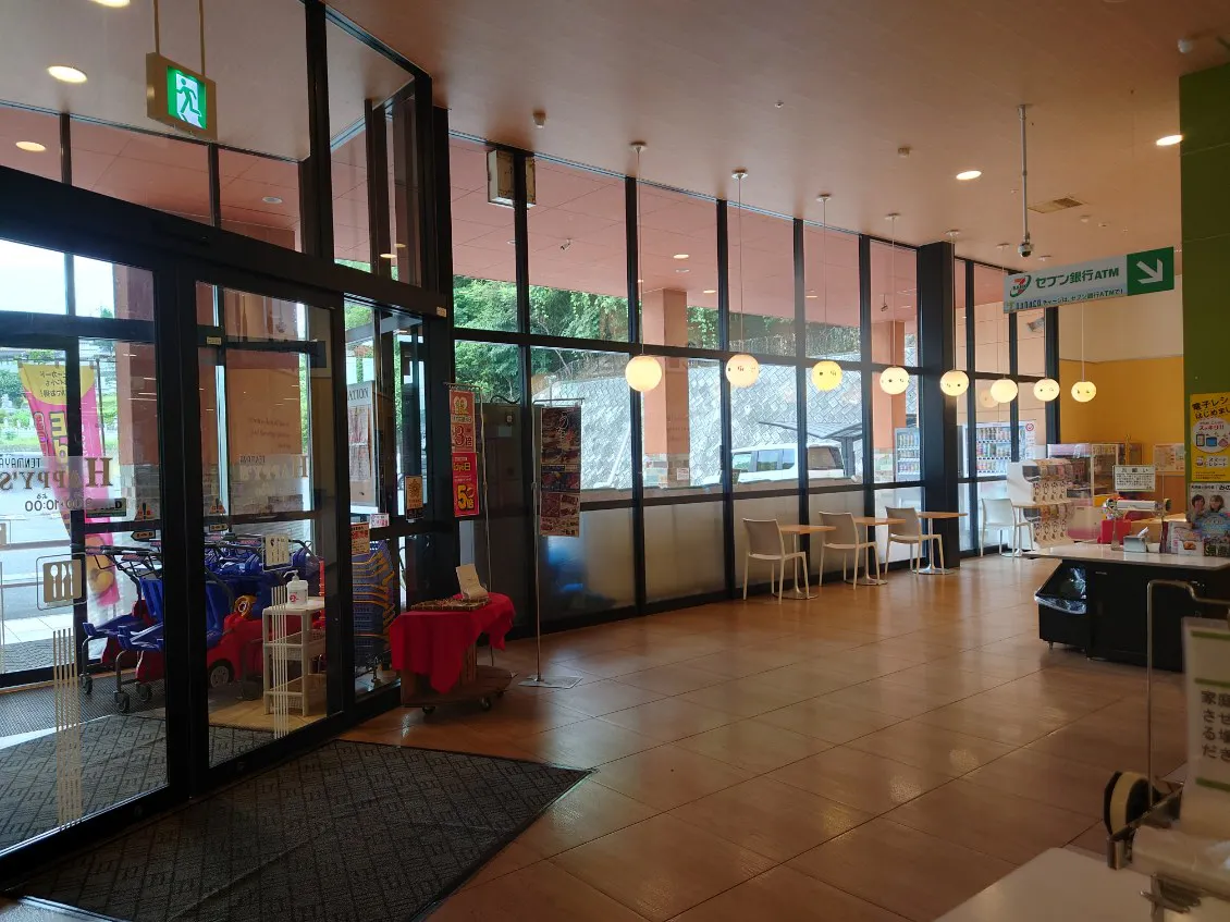 【天満屋ハピーズ小田中店】入口横（イートインコーナー） 各種プロモーション、会員獲得イベントに最適な屋内催事イベントスペース
