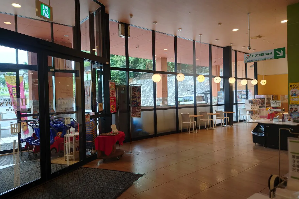 【天満屋ハピーズ小田中店】入口横(イートインコーナー) 各種プロモーション、会員獲得イベントに最適な屋内催事イベントスペース