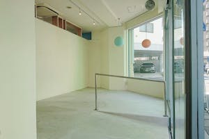 【広島市中区エリア】ポップアップストアや各種展示会、アート作品展、グループ展等に最適なガラス張りでシンプルなデザインの路面ギャラリースペース