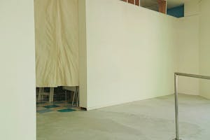 【広島市中区エリア】ポップアップストアや各種展示会、アート作品展、グループ展等に最適なガラス張りでシンプルなデザインの路面ギャラリースペース