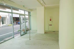 【広島市中区エリア】ポップアップストアや各種展示会、アート作品展、グループ展等に最適なガラス張りでシンプルなデザインの路面ギャラリースペース