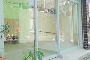 【広島市中区エリア】ポップアップストアや各種展示会、アート作品展、グループ展等に最適なガラス張りでシンプルなデザインの路面ギャラリースペース