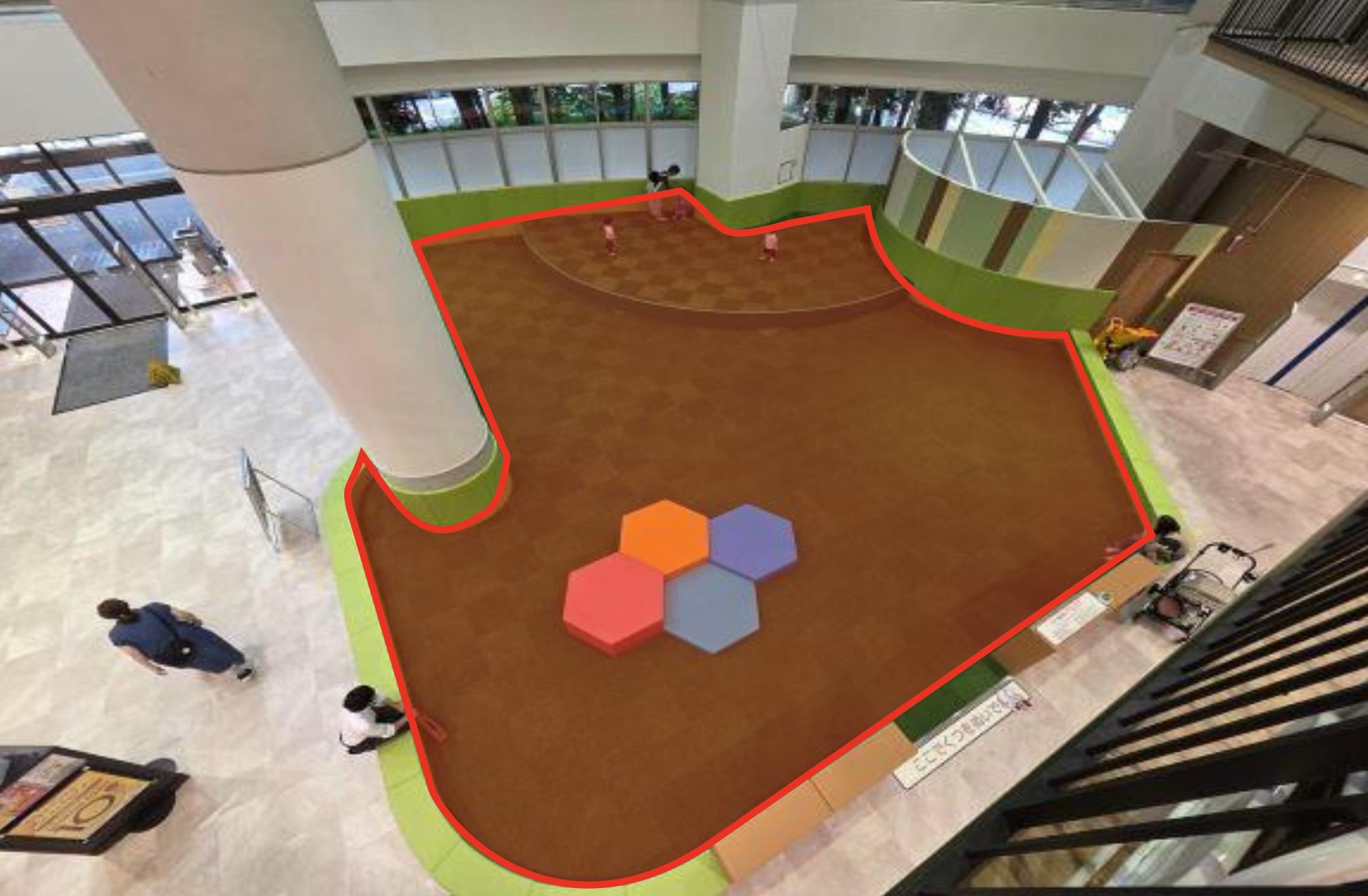 【イオン相模原ショッピングセンター】販促イベントや大型イベントに適したステージ付きの1階けやきスマイルガーデンあそびばスペース