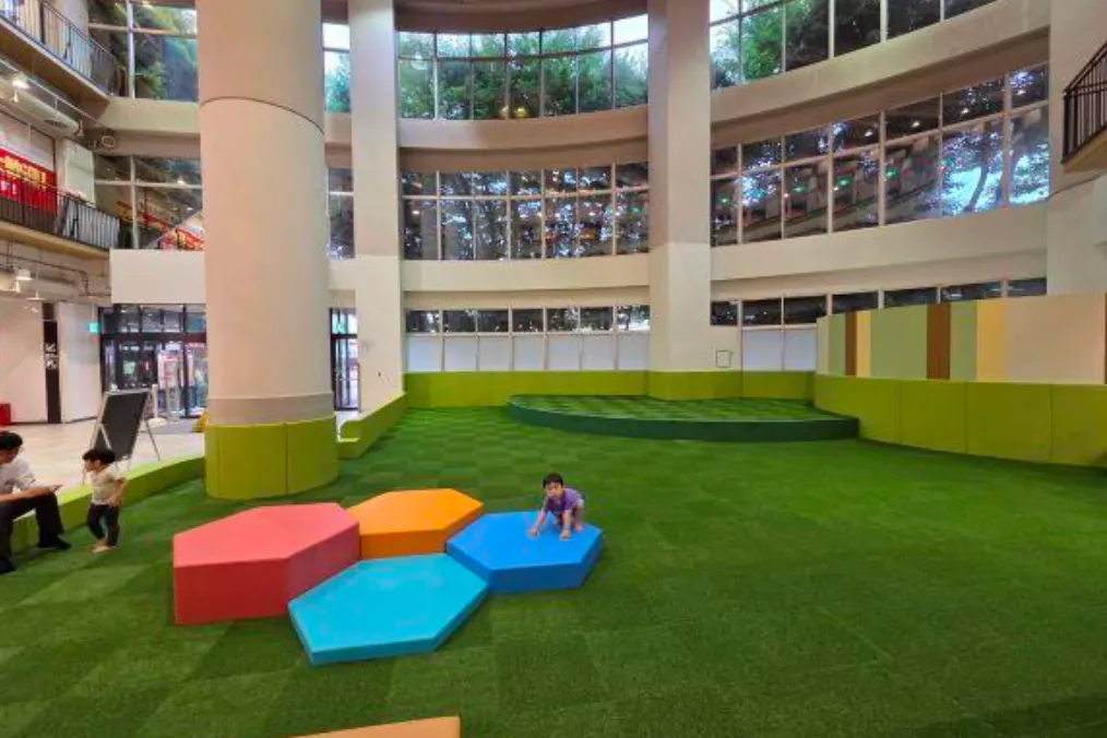 【イオン相模原ショッピングセンター】販促イベントや大型イベントに適したステージ付きの1階けやきスマイルガーデンあそびばスペース