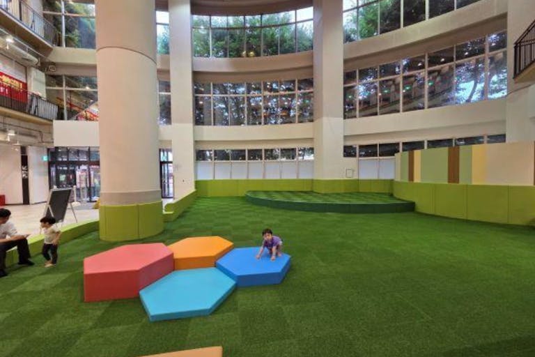 【イオン相模原ショッピングセンター】販促イベントや大型イベントに適したステージ付きの1階けやきスマイルガーデンあそびばスペースの画像2