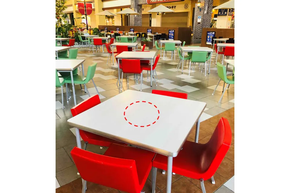 【イオンモール大牟田】モール内広告 フードコートテーブルシール